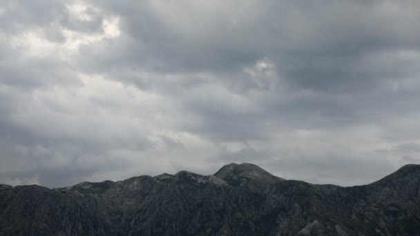 Lapso Tiempo Nubes Dramáticas Picos Montaña Sin Mucha Vegetación — Vídeo de stock