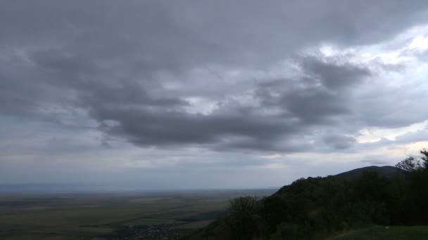 Дождь Облака Надвигаются Равнины Холмы Впечатляющее Небо Time Lapse — стоковое видео