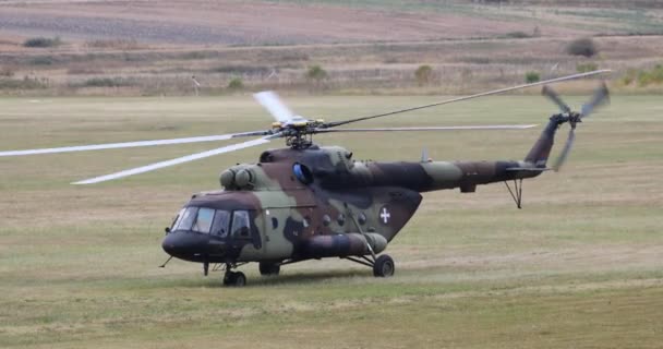 Hélicoptère Militaire Debout Sol Avec Moteurs Rotors Marche — Video