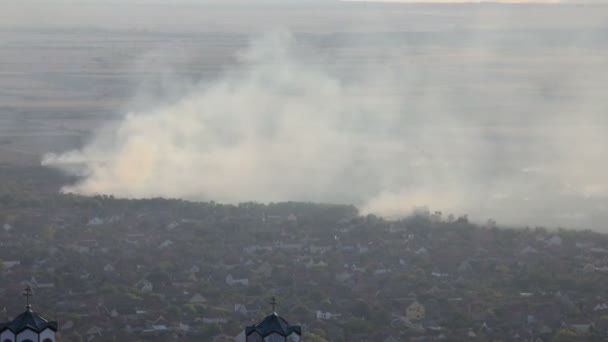 Time Lapse Fire Outskirts City Smoke Passes — 비디오