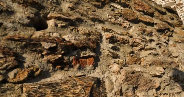 Cámara Grúa Una Torre Medieval Piedra Abre Desde Ángulo Wall — Vídeo de stock