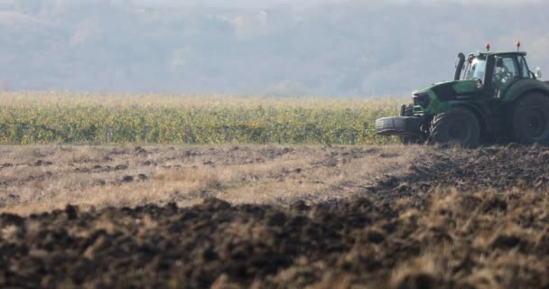 Gran Tractor Con Arado Gira Prepara Para Arar Una Soleada — Vídeos de Stock