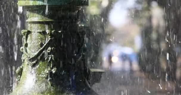 Деталь Залізного Фонтану Розпилювальною Водою Громадському Парку — стокове відео