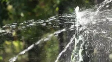 Kamu parkında yavaş çekimde fışkıran bir çeşmeden su.