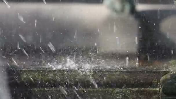 Acqua Dalla Fontana Rallentatore Cade Sopra Parte Concreta Della Fontana — Video Stock