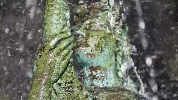 Detalle Estatua Una Fuente Metal Rocía Con Agua Cámara Lenta — Vídeos de Stock