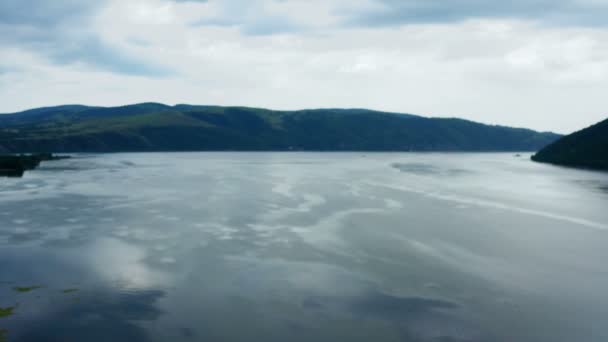 vol au-dessus du Danube où son écoulement est le plus large par temps nuageux.4K