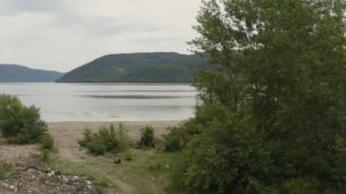 Tuna Nehri üzerinde kumlu bir sahilden İHA ile uçmak.