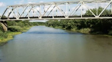 Bulanık bir nehirde eski bir köprünün altında uçuş