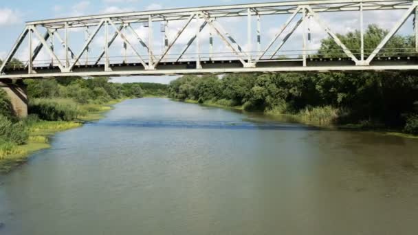 Vlucht Onder Een Oude Brug Een Troebele Rivier — Stockvideo