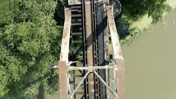 Flug Mit Einer Drohne Über Eine Alte Eisenbahnbrücke Über Einen — Stockvideo