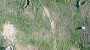 Deliblato Çölü 'ndeki kum tepeleri ve yollar üzerinde İHA ile uçmak