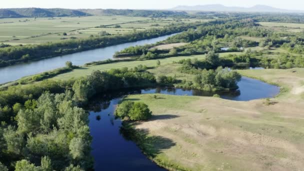 Vlucht Meanders Van Een Rivier Door Een Groot Kanaal Achtergrond — Stockvideo