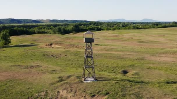 デブリャート砂漠の砂漠地帯にある時計塔の周りを飛行し — ストック動画