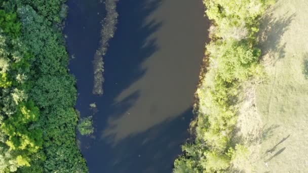 vol avec un drone au-dessus d'un canal fluvial artificiel