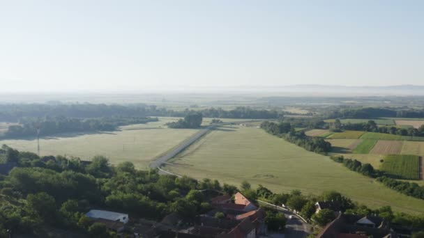 Sobrevoo Drone Acima Vila Acima Dos Campos Arable Manhã Verão — Vídeo de Stock