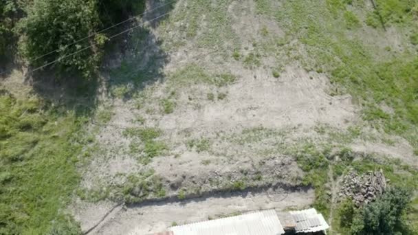 vol avec drone au-dessus d'une maison de vacances dans les montagnes