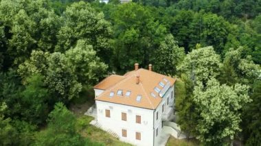 Ormandaki dağlarda büyük bir evin yakınında İHA ile uçmak