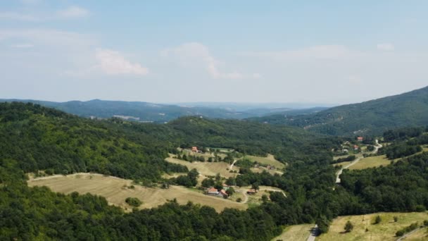 Dron Dağlardaki Yazlık Evlerin Üzerinden Uçacağız Manzaralı Sık Bir Orman — Stok video