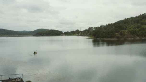 Vuelo Con Dron Sobre Gran Lago Las Montañas Con Hombre — Vídeos de Stock