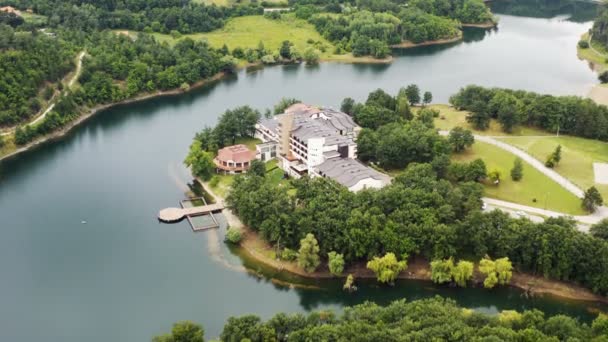 Πτήση Drone Πάνω Από Ένα Ξενοδοχείο Μια Μεγάλη Λίμνη Στα — Αρχείο Βίντεο