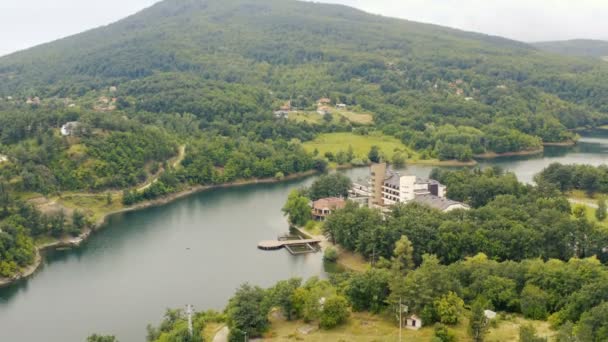 Voo Com Drone Sobre Grande Lago Montanha Com Hotel Uma — Vídeo de Stock