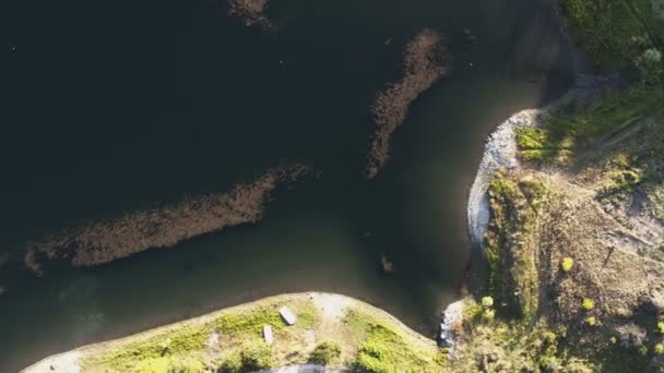 Zbor Dronă Peste Lac Muntos Imens Lângă Coasta Stâncoasă — Videoclip de stoc