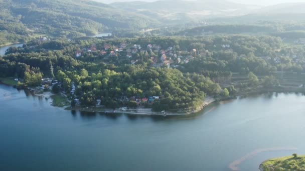 Voo Com Drone Sobre Enorme Lago Montanha Cercado Por Bosques — Vídeo de Stock