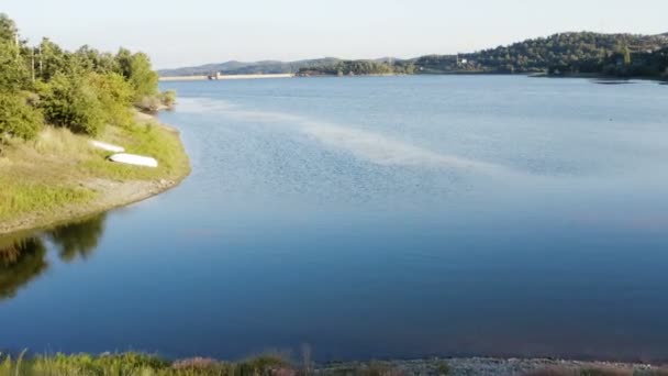 Vol avec un drone d'une côte d'un lac de montagne avec un fond pittoresque et magnifique