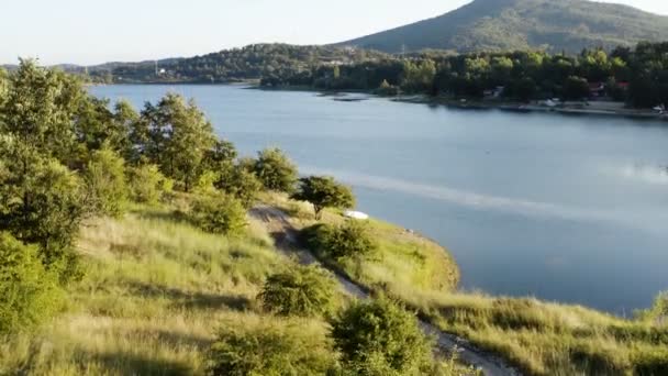 Πτήση Drone Από Μια Καταπράσινη Ακτή Μιας Λίμνης Βουνού Που — Αρχείο Βίντεο