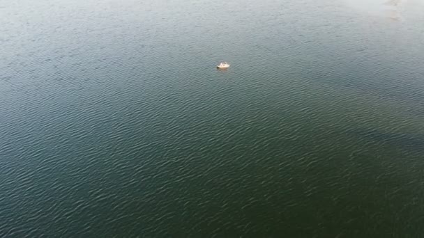 Vuelo Con Dron Sobre Barco Pesca Hermoso Lago Montaña Con — Vídeos de Stock