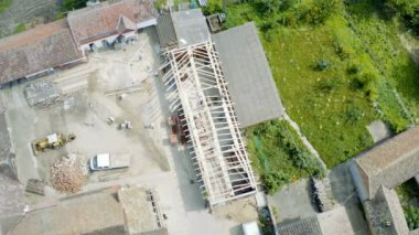Güneşli bir günde, küçük bir köyde bitmemiş bir inşaat sahasında insansız hava aracıyla uçmak.