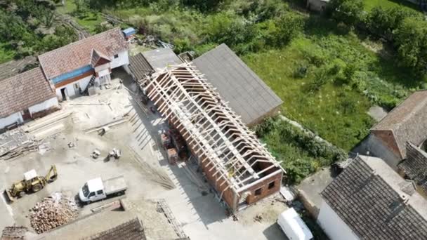 无人驾驶飞机在村子里的一楼房顶上建造了一个屋顶 木梁在房顶上没有瓦片 — 图库视频影像