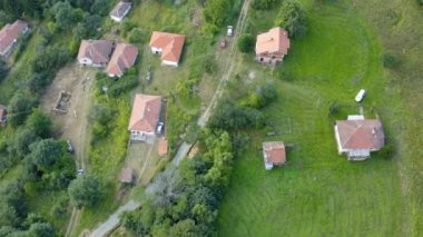 Bulutlu bir günde kırsal bir dağ köyünde İHA ile uçmak