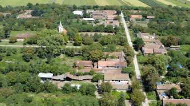 Parlak bulutsuz bir günde küçük bir köy kilisesinin üzerinde İHA ile uçmak