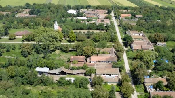 Voando Com Drone Sobre Uma Pequena Igreja Rural Dia Sem — Vídeo de Stock