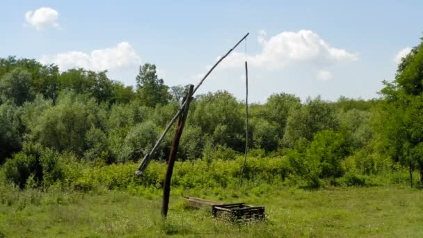 Latanie Przez Studnię Dronem Małej Wiejskiej Wiosce Pogodny Słoneczny Dzień — Wideo stockowe