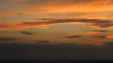 Akşam günbatımında renkli bulutların hızlandırılması ve gece yavaşça düşüyor.