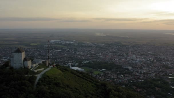 Vuelo Cerca Cima Colina Con Pueblo Debajo Ella Panorama Del — Vídeos de Stock