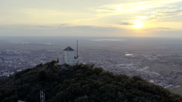 Дрон Повітряний Постріл Красивого Заходу Сонця Вежі Вершині Пагорба Міста — стокове відео