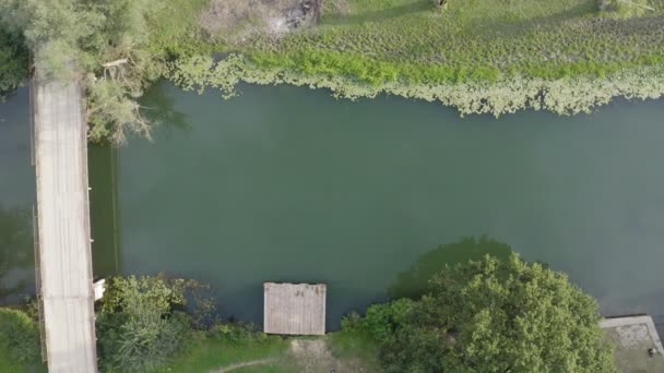 Vuelo Con Dron Sobre Viejo Puente Rural Colocado Pequeño Río — Vídeo de stock