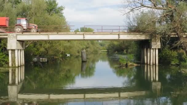 Lot Dronem Przez Stary Wiejski Most Małej Rzece Podczas Gdy — Wideo stockowe