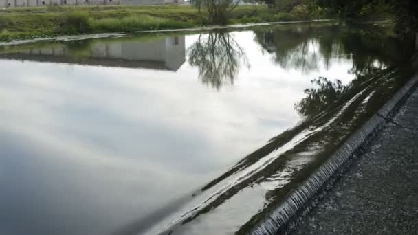 多云的日子里 在乡间的一条小河流上 有一架来自美丽的小瀑布的无人驾驶飞机在低空飞行 — 图库视频影像