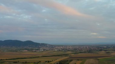 Şehrin düzlüklerdeki panoraması tepenin üstünde - insansız hava aracı görüntüsü