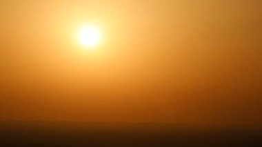 Güzel bir günbatımının ufkun ötesine, berrak bir sonbahar gökyüzüne düşüşü.