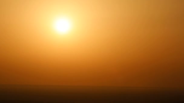 Zeitraffer Eines Schönen Sonnenuntergangs Der Hinter Den Horizont Einem Klaren — Stockvideo