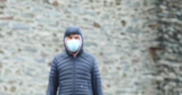 Covid Virüsü Salgını Sırasında Koruyucu Bir Maskeyle Kameraya Doğru Yürüyen — Stok video