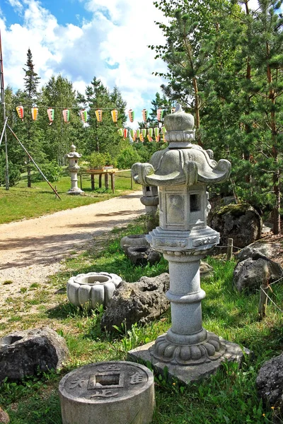 提灯付き夏の日本庭園 — ストック写真