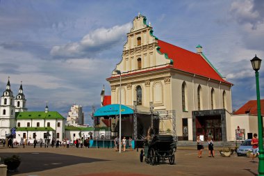 Minsk, Beyaz Rusya - 13 Ağustos 2018: Beyaz Rusya'nın başkentinin merkezinde çocuk Filarmoni