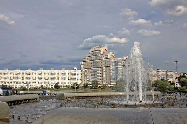 Minsk Bielorrusia Agosto 2018 Casa Apartamentos Gran Altura Terraplén Del — Foto de Stock